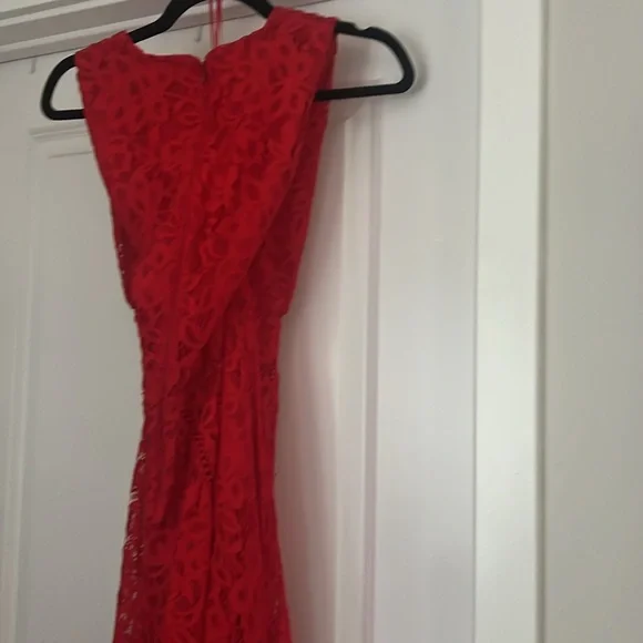 Size 12 red lace dress with v-neck - Picture 4 of 4
